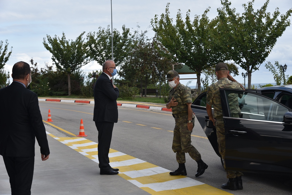 samsun garnizon komutani topcu albay ibrahim camci dan rektor unal a iadeiziyaret omu ondokuz mayis universitesi