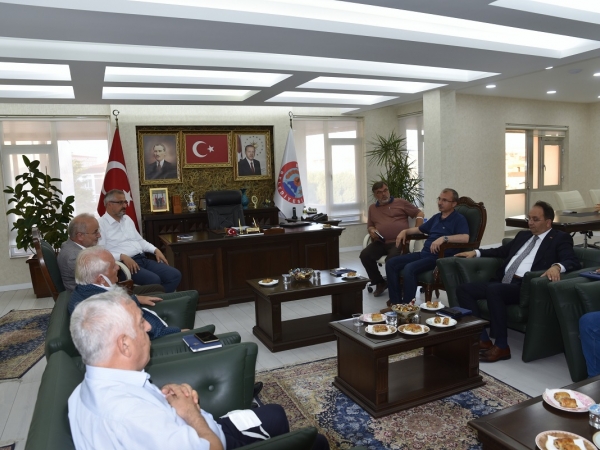 Beraberindeki Rektör Yardımcıları Prof. Dr. Recep Sancak, Prof. Dr. Cengiz Batuk ve Üniversite Genel Sekreteri Prof. Dr. Hüseyin Gençcelep ile birlikte Bafra Belediyesine gelen Rektör Prof. Dr. Yavuz Ünal, burada Bafra protokolü ve bağışçılarla bir araya geldi.