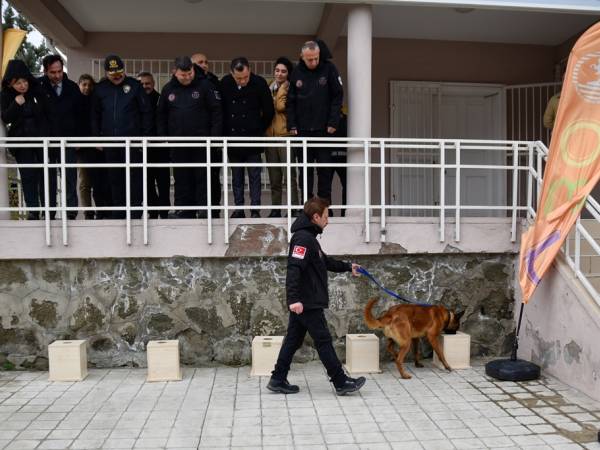 OMÜ'nün Samsun İl Emniyet Müdürlüğüne hibe ettiği Pars saklanan topunu hemen buluyor. 