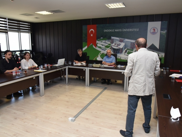 Toplantıda ayrıca, Veteriner Fakültesi Veterinerlik Mikrobiyolojisi Ana Bilim Dalından Arş. Gör. Merve Gizem Sezener ile “aşı” konusunda doktora 100/2000 bursiyeri Veteriner Hekim Volkan Enes Ergüden de hazır bulundu.