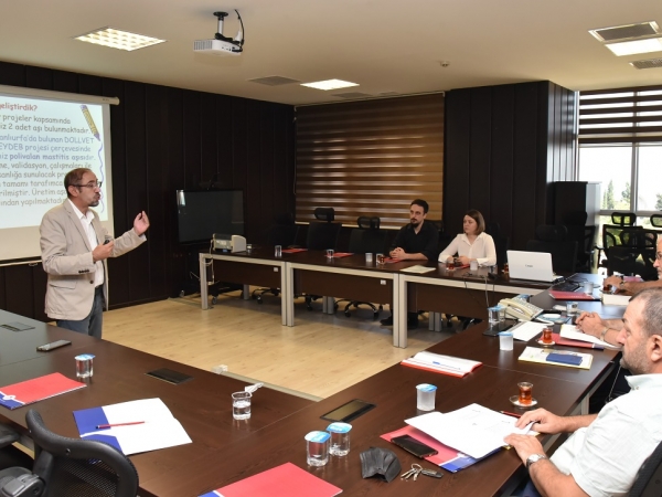 Sunumunun başlangıcında, kurmayı planladıkları “Veteriner Bakteriyel Aşı Geliştirme ve Validasyon Merkezi”nden bahseden Prof. Dr. Alper Çiftci, bu Merkez sayesinde OMÜ bünyesinde bölgedeki bakteriyel hastalıklardan korunmaya yönelik bilimsel araştırmalar yapmayı ve bunun çıktılarını ürüne dönüştürmenin yanı sıra ulusal ve uluslararası bilimsel platformlarda sunmayı amaçladıklarını söyledi.