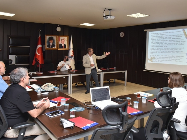 Rektörlük Toplantı Salonu’ndaki hayvansal aşı geliştirme faaliyetlerine yönelik bilgilendirme toplantısına; Rektör Prof. Dr. Yavuz Ünal, Rektör Yardımcıları Prof. Dr. Recep Sancak, Prof. Dr. Fehmi Yazıcı ve Prof. Dr. Cengiz Batuk ile Proje Yönetim Ofisi Başkanı Doç. Dr. Ayşenur Büyükgöze Kavas katıldı.