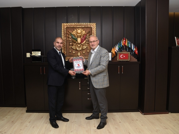 OMÜ mezunu Afganistan Selam Üniversitesi Rektör Yardımcısı, OMÜ Rektörü Prof. Dr. Yavuz Ünal'ı makamında ziyaret etti.