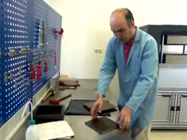 Doç Dr. Özgür Demircan laboratuvarda çalışırken
