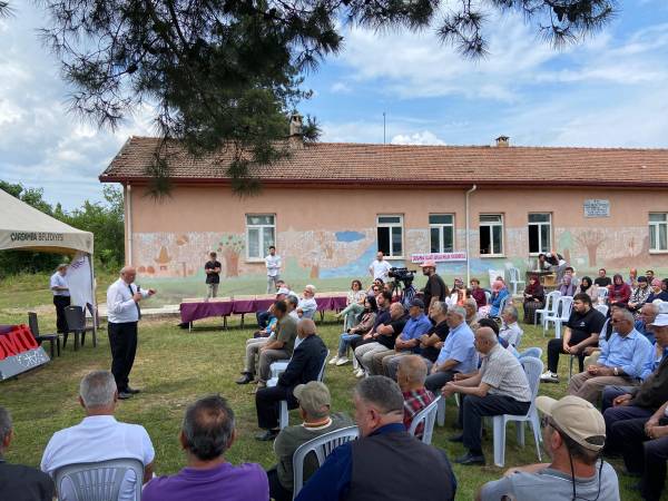 Doç Dr. İslam Saruhan çiftçilere istilacı kokarca böceği ile mücadeleyi anlatıyor. 