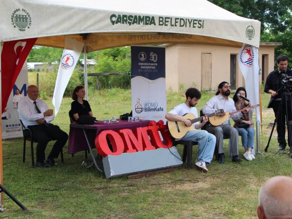 Bilim insanları ile çiftçiler arasındaki sohbete, bağlaması ile Öğr. Gör. Mustafa Öcal ve gitarıyla Baha Karpuz eşlik etti.