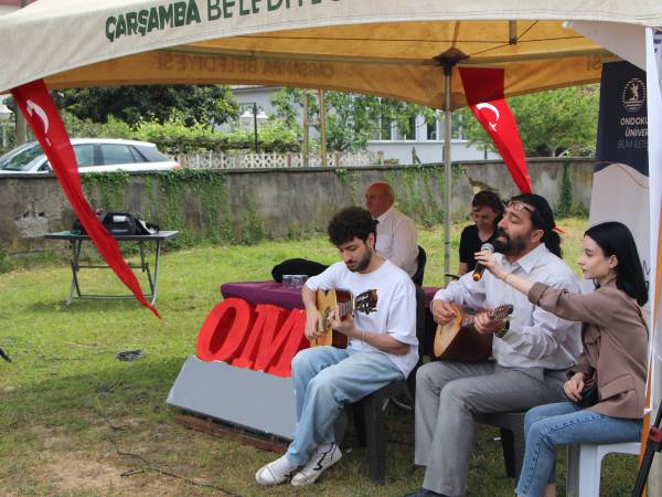 Bilim insanları ile çiftçiler arasındaki sohbete, bağlaması ile Öğr. Gör. Mustafa Öcal ve gitarıyla Baha Karpuz eşlik etti.