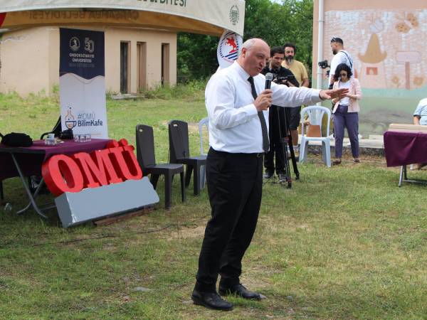 Doç Dr. İslam Saruhan çiftçilere istilacı kokarca böceği ile mücadeleyi anlatıyor. 