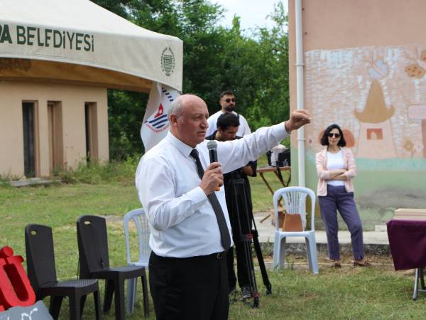 Doç Dr. İslam Saruhan çiftçilere istilacı kokarca böceği ile mücadeleyi anlatıyor. 