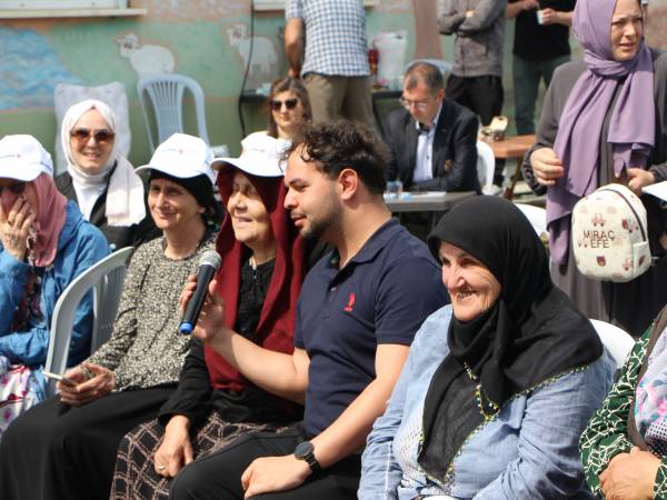 Bilim Kafe'ye katılan Kurtahmetli Köyü sakinleri soru sorarken