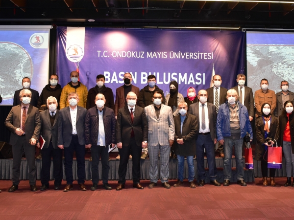Günün Hatırası: Toplantıya Katılan Gazetecilerle Hatıra Fotoğrafı