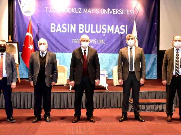 OMÜ yönetimi.Soldan sağa: Prof. Dr. Fehmi Yazıcı, Prof. Dr. Recep Sancak, Prof. Dr. Yavuz Ünal, Prof. Dr. Cengiz Batuk, Prof. Dr. Hüseyin Gençcelep