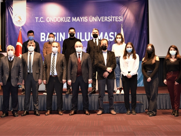 OMÜ Yönetimi ve organizasyondan sorumlu Kurumsal İletişim ekibi soldan sağa: Koordinatör Öğr. Gör. Mürsel Kan, Prof. Dr. Fehmi Yazıcı Prof. Dr. Recep Sancak, Prof. Dr. Cengiz Batuk, Prof. Dr. Hüseyin Gençcelep Prof. Dr. Yavuz Ünal, Dr. Öğr. Üyesi Hasan Atsız, Kader İbici, Buket Demirci, Arş. Gör. Ceren Başal Yıldız (Genç İfade gz), Sena Beşpınar, Çiğdem Ünaldı. Arkada soldan sağa: Öğr. Gör. Can Topaloğlu, Arş. Gör. Dr. Ufuk İnal, Enes Melih Aktürk (Öğrenci Konseyi), Öğr. Gör. Onur Şen, Sevgi Yılmaz