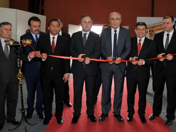 Açılış törenine; Rektör Vekili Prof. Dr. Mehmet Kuran, TÜBİTAK Samsun Bölge Koordinatörü Prof. Dr. Hasan İçbudak, Samsun İl Millî Eğitim Müdürü Coşkun Esen, ilçe millî eğitim müdürleri, öğretmenler ve öğrenciler katıldı.