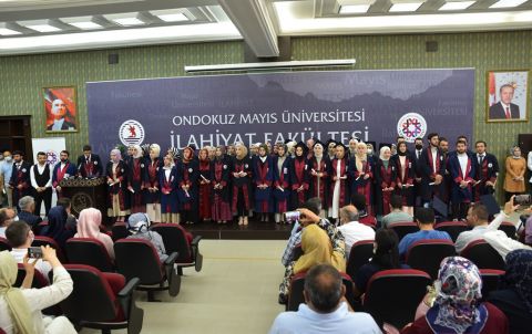 Türkiye’nin önde gelen ilahiyat fakültelerinden biri olan ve yetiştirdiği nitelikli mezunlarla alana katkı sunan Ondokuz Mayıs Üniversitesi (OMÜ) İlahiyat Fakültesi, 2020-2021 eğitim-öğretim yılının mezunlarını verdi.