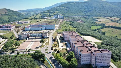 OMÜ Fen Edebiyat Fakültesi ve yeşillikle bezenmiş çevresinin drone ile çekilen üstten görüntüsü