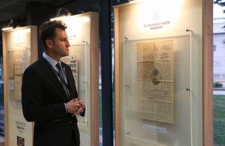 Atatürk'ün Samsun'a İkinci Gelişini Aynı Başlıkla Duyuran 5 Gazetenin Ortak Nüshası Sergileniyor