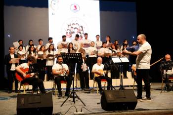 OMÜ'de uluslararası öğrencilerden oluşan korodan türkü konseri