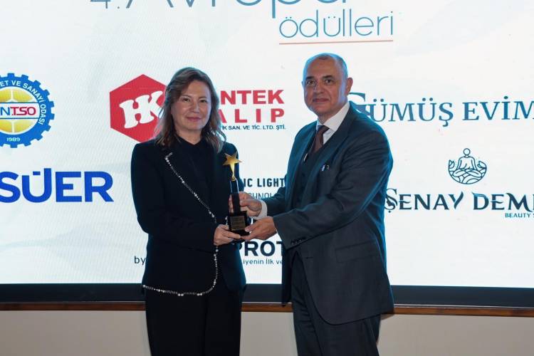 Rektör Aydın’a “Yılın Üstün Başarı Ödülü” takdim edildi